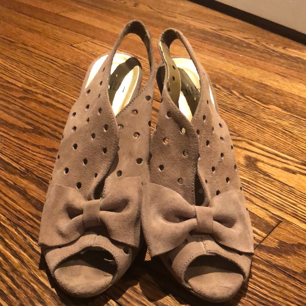 Cream faith stiletto with bow